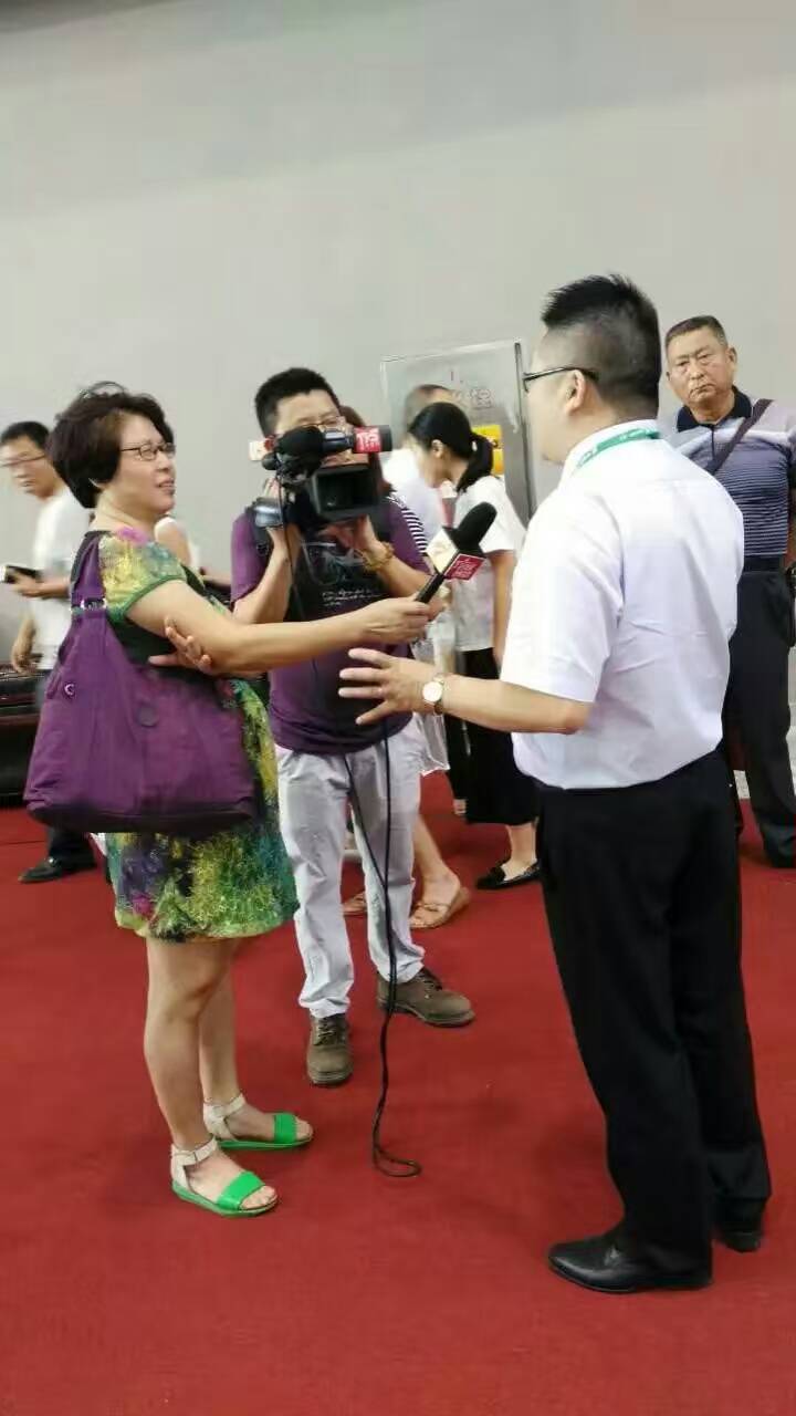 广东电视台正在采访色虎看片软件化工总经理张总 广东电视台正在采访色虎看片软件化工总经理张总