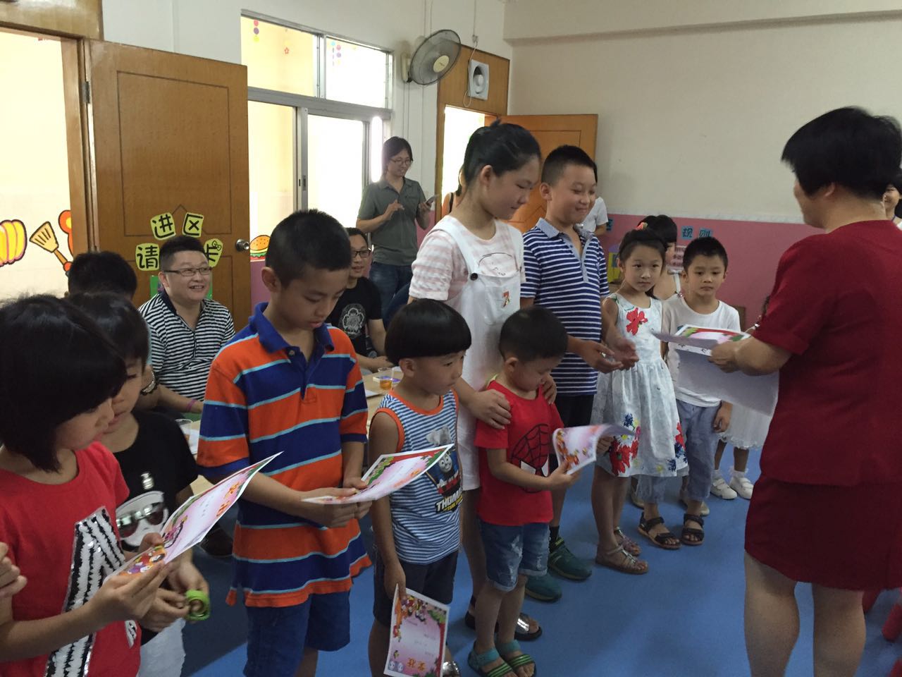 罗定市残疾人联合会吴理事长为献爱心的孩子们颁发奖状，以资鼓励