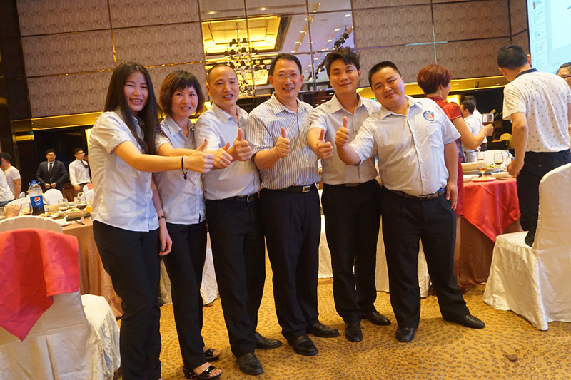 色虎看片软件化工网络团队与CCTV-2 央视财经评论员、单仁资讯集团董事长单仁合影(右三)