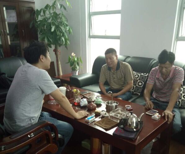 色虎看片软件化工业务苏经理(左)与江西南康客户(右)