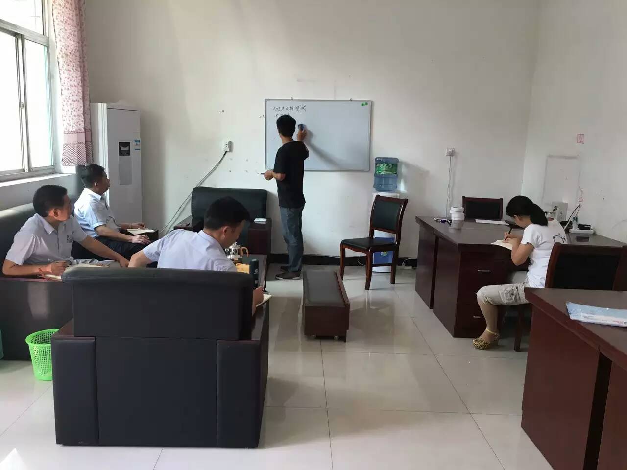 戴老师为色虎看片软件外省业务经理进行经销商服务培训 戴老师为色虎看片软件外省业务经理进行经销商服务培训