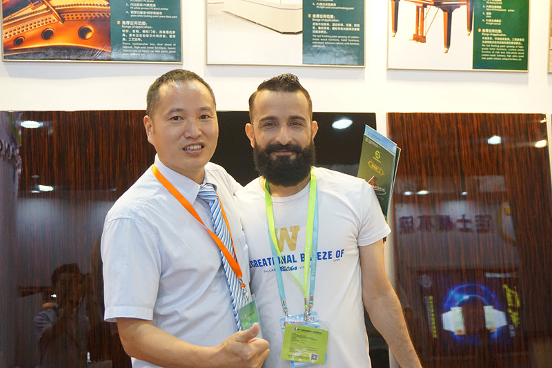 色虎看片软件化工携“可以当镜子”的亮光漆闪耀智慧建材家居展