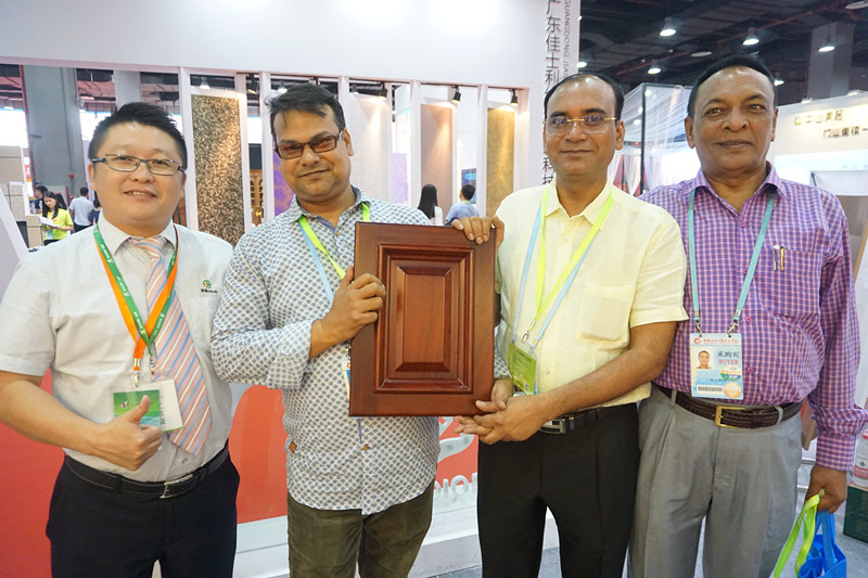 色虎看片软件化工携“可以当镜子”的亮光漆闪耀智慧建材家居展2