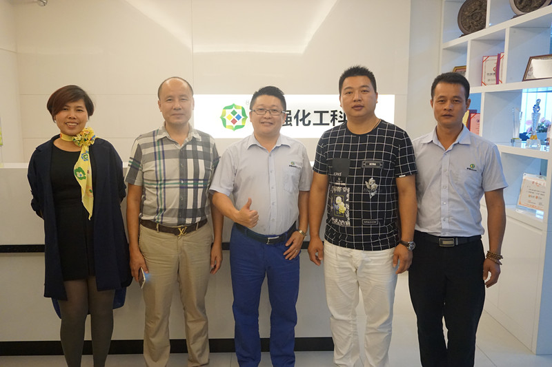 色虎看片软件化工张总和湖南商会色虎视频APP下载协会李会长一行人合影