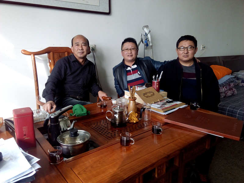 色虎看片软件化工总经理张文(中)与河北正定漆丰总代理房志坚（右）