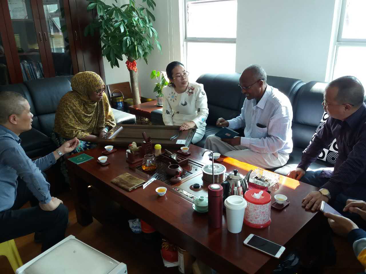 mohamud一行人来到了色虎看片软件化工生产基地参观指导