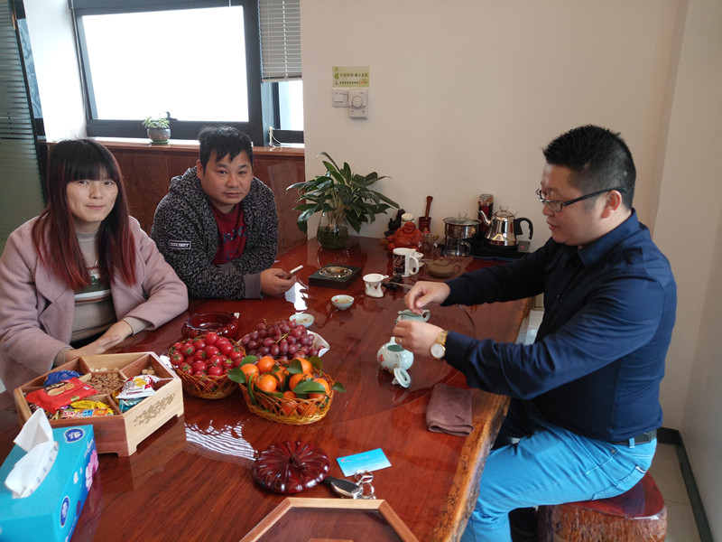 福建泉州陈总（左一）、曾总（左二）和色虎看片软件化工总经理张文（右一）