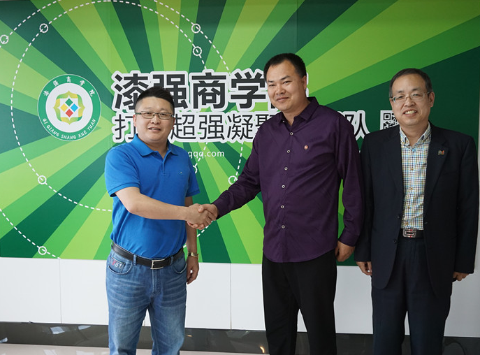 色虎看片软件化工总经理张文（左）朝鲜郑社长（中）和辽宁沈阳朝顺贸易梁董（右）